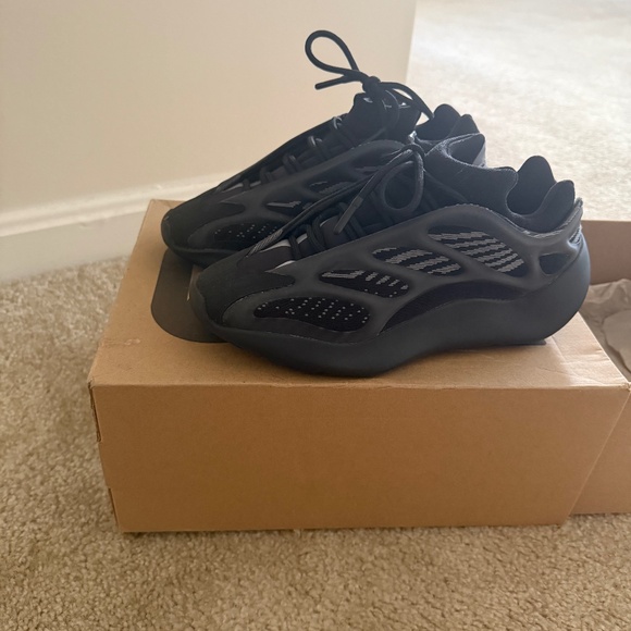 Sneakers - Picture 1 of 5